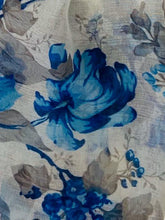 Load image into Gallery viewer, Ranunculus Shawl
