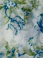 Load image into Gallery viewer, Ranunculus Shawl
