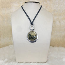 Load image into Gallery viewer, Circle Resin Pendant Necklace
